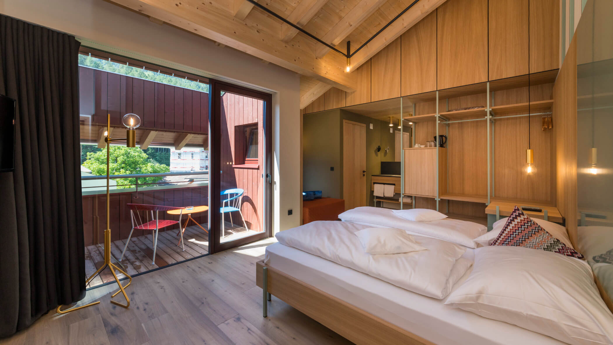 Schlafzimmer mit Doppelbett und Blick auf den Balkon - Villa Mayr