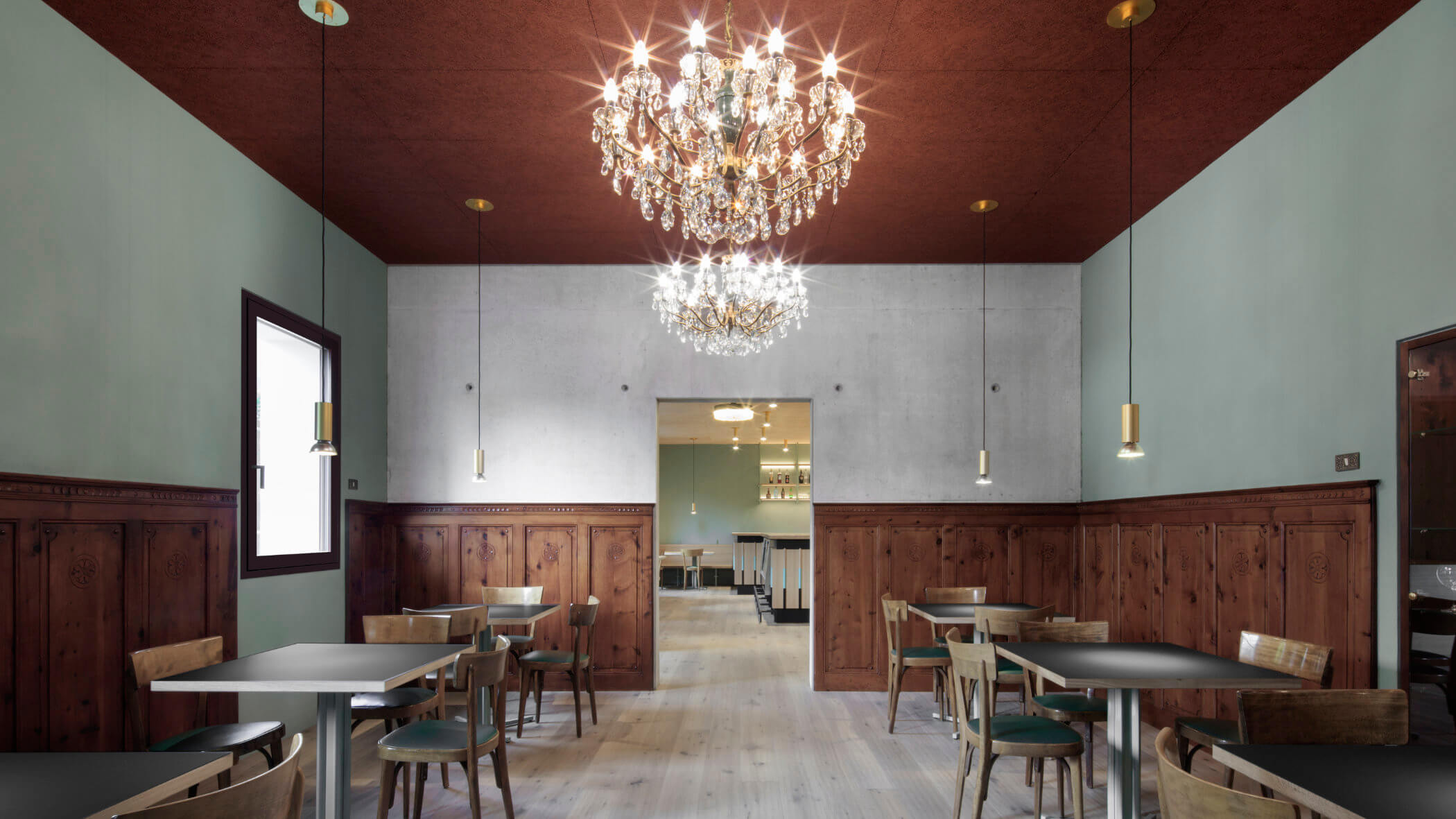 Speisesaal mit jeweils immer zwei Stühlen am Tisch - Villa Mayr