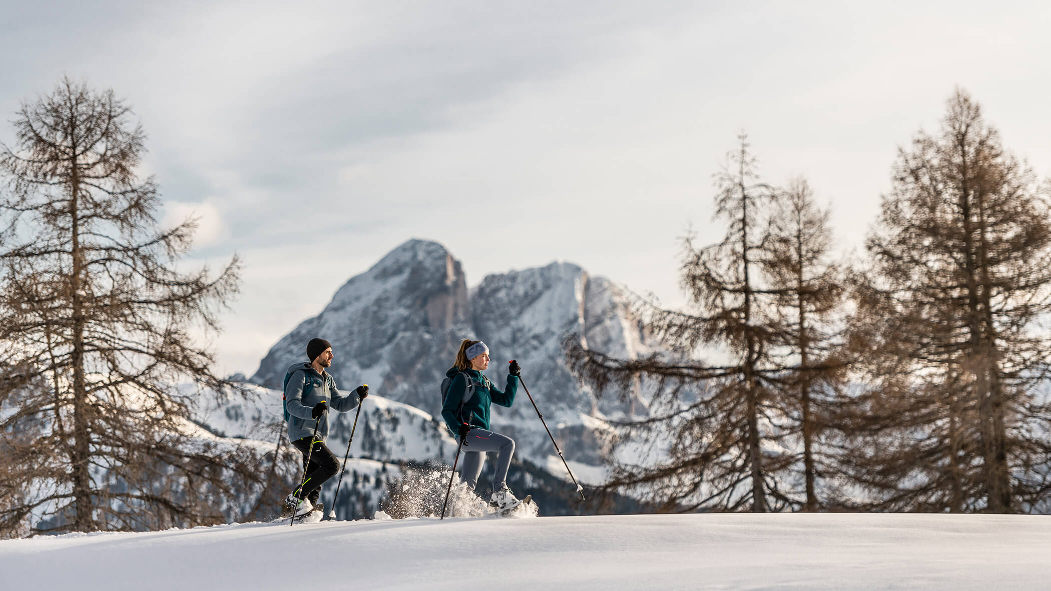 Eine Frau holt sich etwas aus dem Rucksack beim Wandern - Villa Mayr